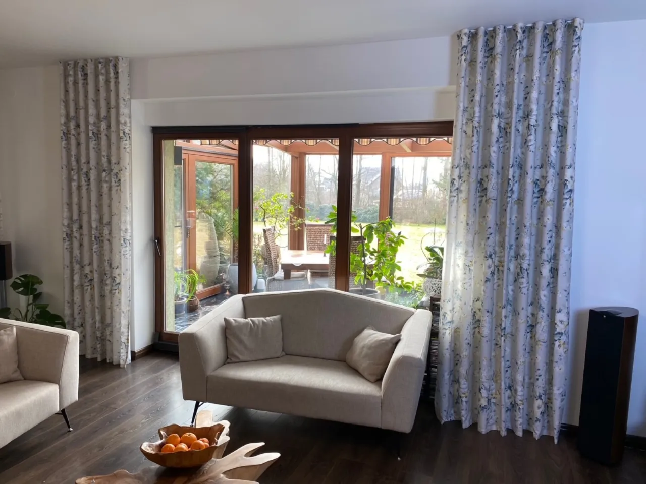 eleganckie zasłony w fale w salonie