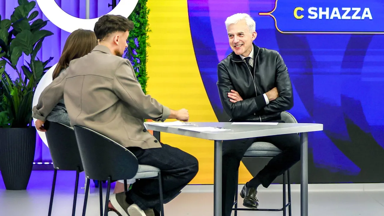 Trzech uczestnik&oacute;w siedzi przy stole. Jeden z nich, w czarnej kurtce, uśmiecha się. Czy to oni wygrali w 