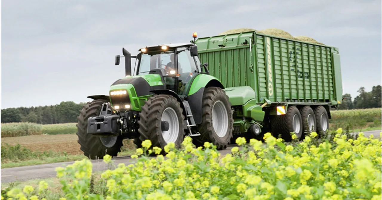 ciągnik rolniczy z ciężką przyczepą