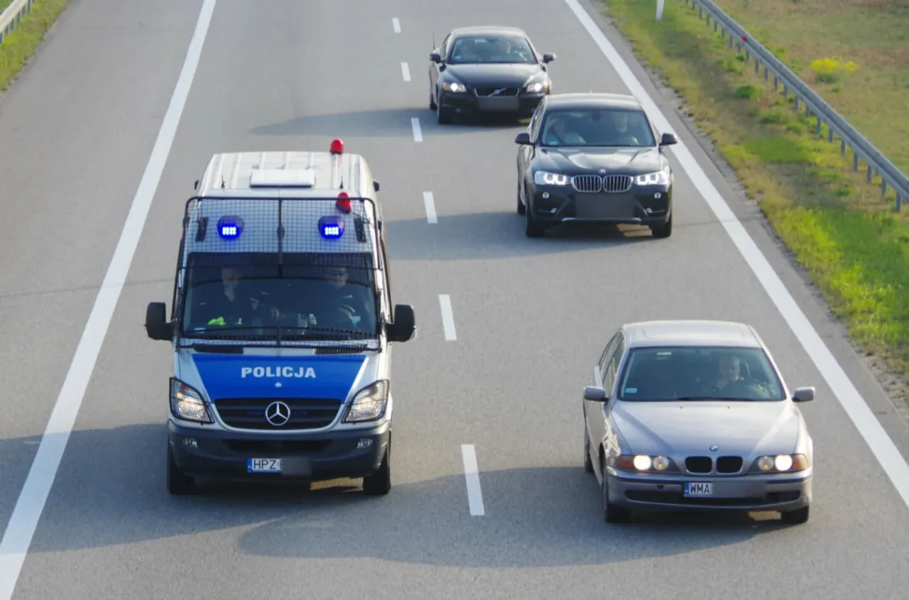 Radiow&oacute;z policyjny zatrzymał szare BMW. Kierowca prawdopodobnie otrzyma mandat za zbyt wolną jazdę.