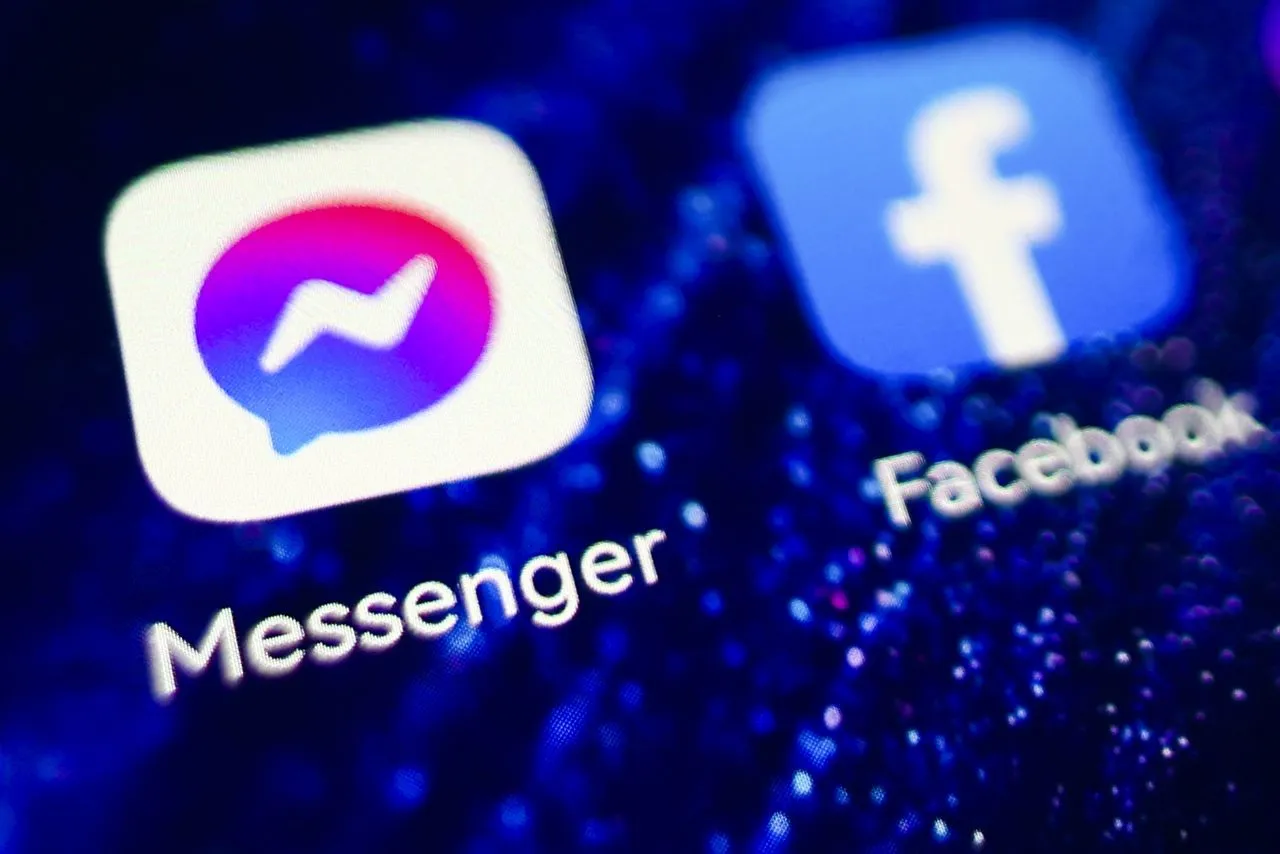 Ikony Messenger i Facebook na ekranie telefonu. Dowiedz się, jak zaktualizować Messengera w telefonie, aby mieć najnowsze funkcje.