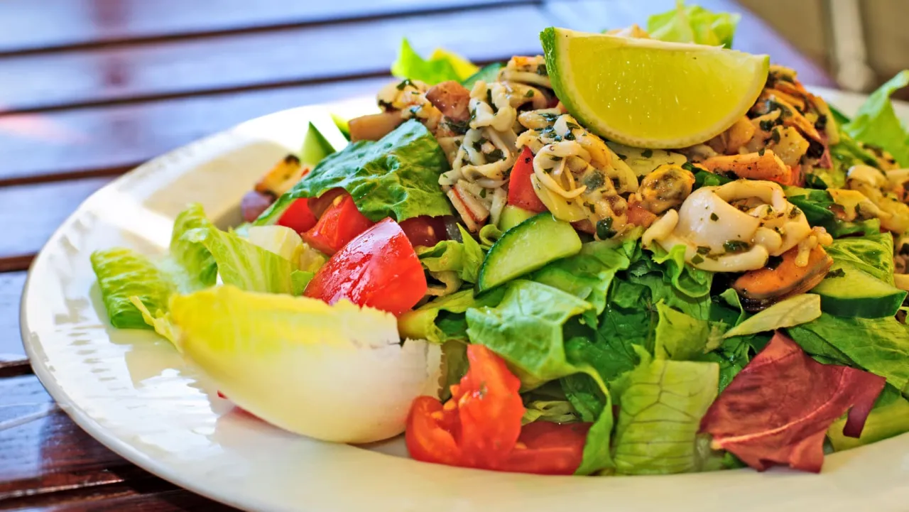 Zdjęcie Najlepsze sałatki do owoców morza – proste przepisy i inspiracje