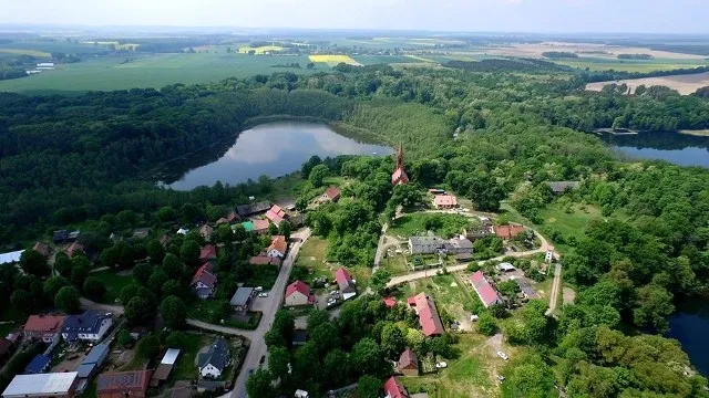 Zdjęcie Chycina - ukryta wieś w Polsce z pięknym jeziorem i historią