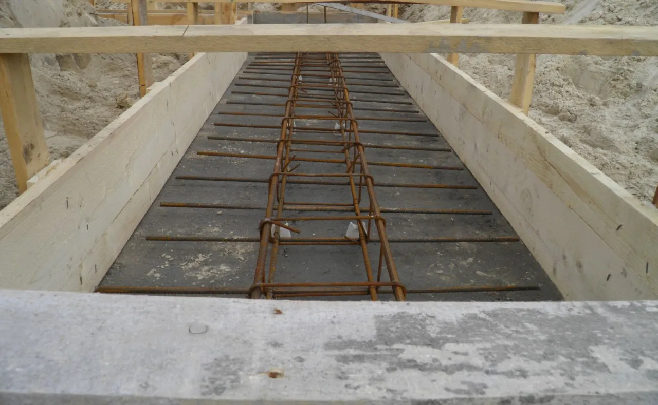 Drewniana szalówka i zbrojenie pod betonowanie. Dystans pod zbrojenie Castorama zapewnia odpowiednie rozmieszczenie prętów.