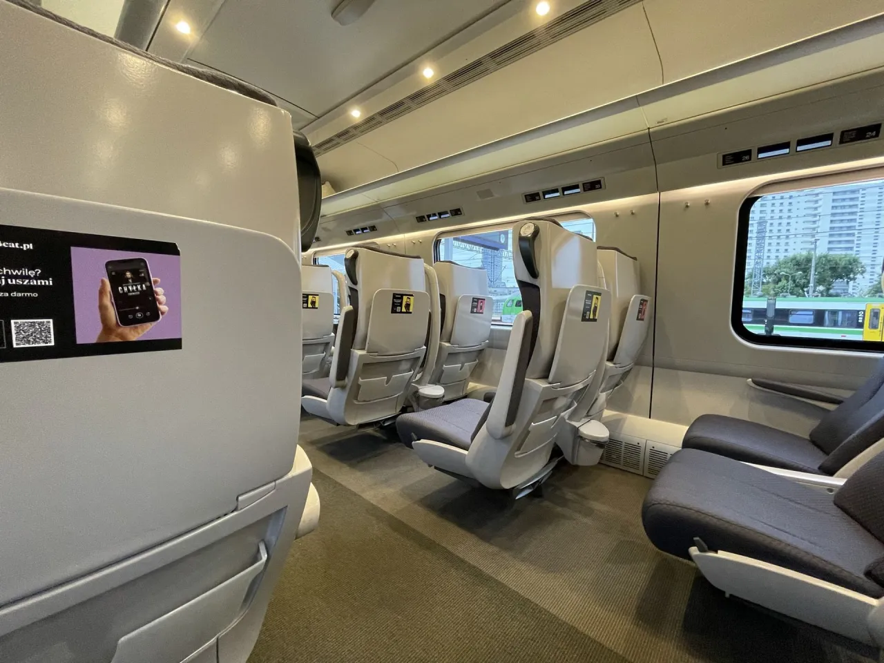 Komfortowe fotele i przestronne wnętrze pokazują, co daje 1 klasa w Intercity. Podr&oacute;żuj wygodnie!