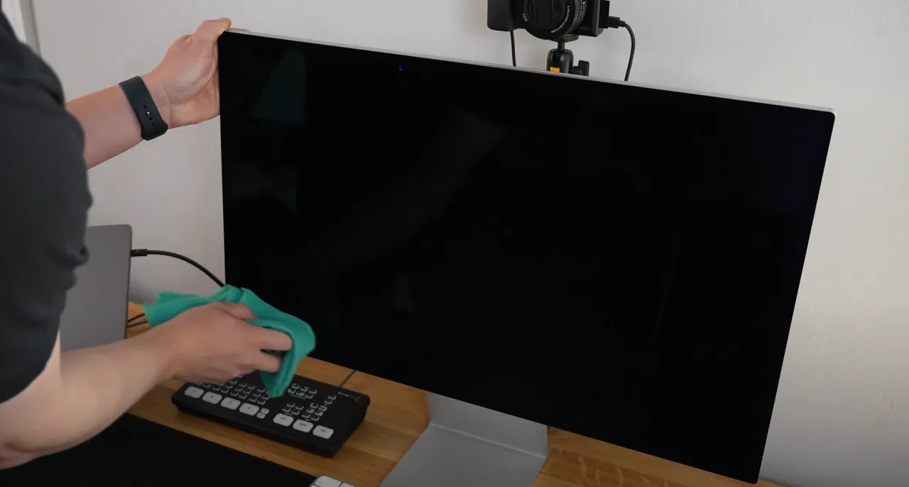 Zakurzony monitor komputerowy