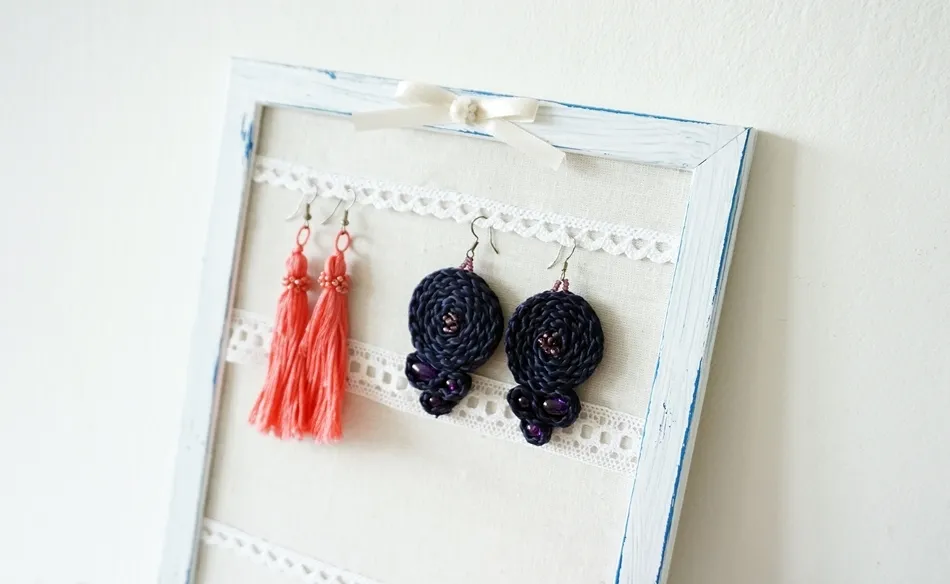 organizer na biżuterię z ramki na zdjęcia DIY