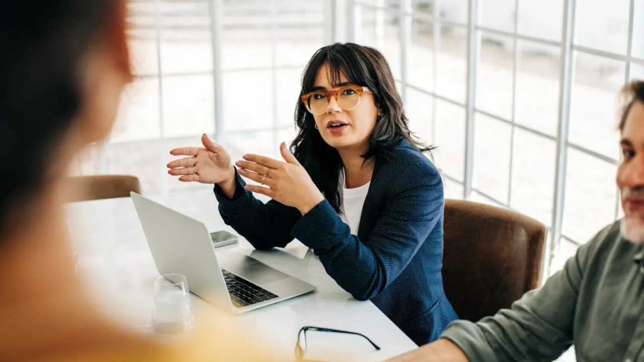 Kobieta ucząca się logistyki na laptopie