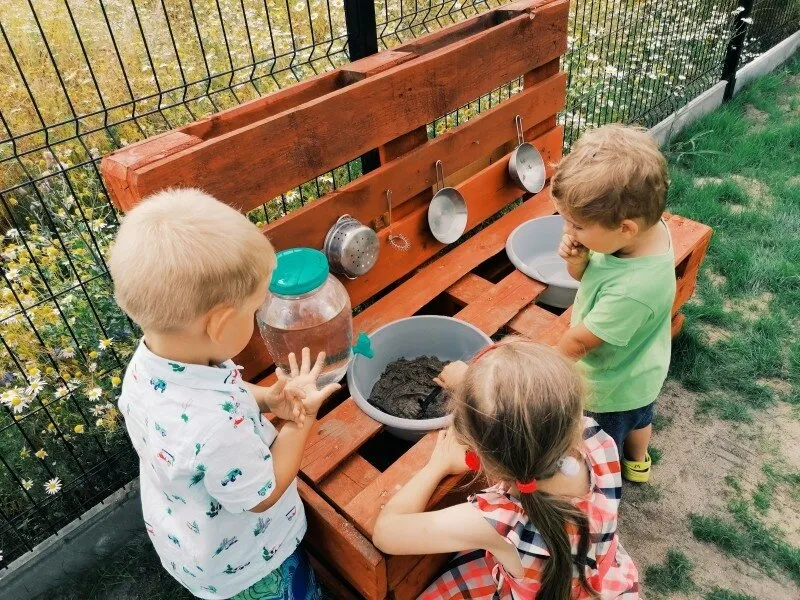 kreatywny plac zabaw DIY kuchnia błotna opony