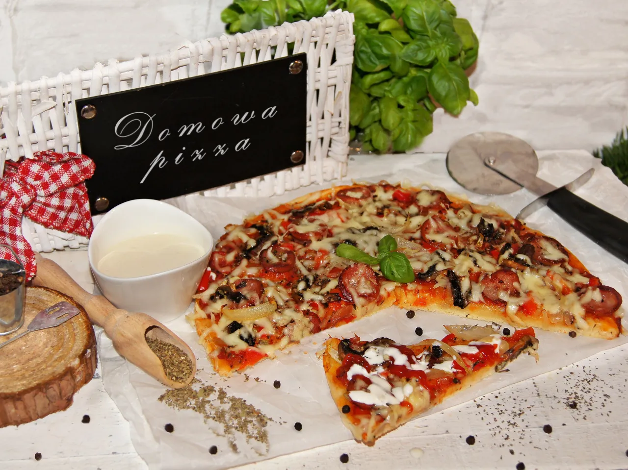 Domowa pizza bez drożdży wygląda pysznie! Zobacz, jak łatwo ją zrobić.