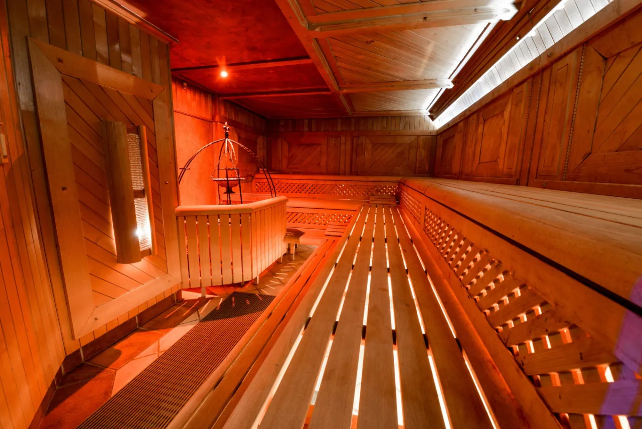 Kobieta relaksująca się w luksusowym spa, uśmiechnięta