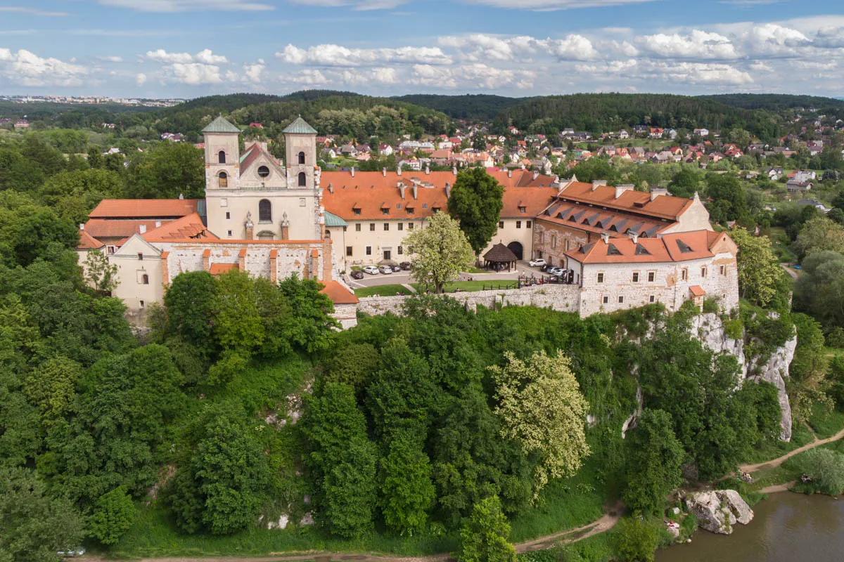 Opactwo Benedyktyn&oacute;w na Skale w Tyńcu to idealne miejsce, by odkryć, co zwiedzić w Małopolsce. Malowniczy widok na Wisłę i okolicę.