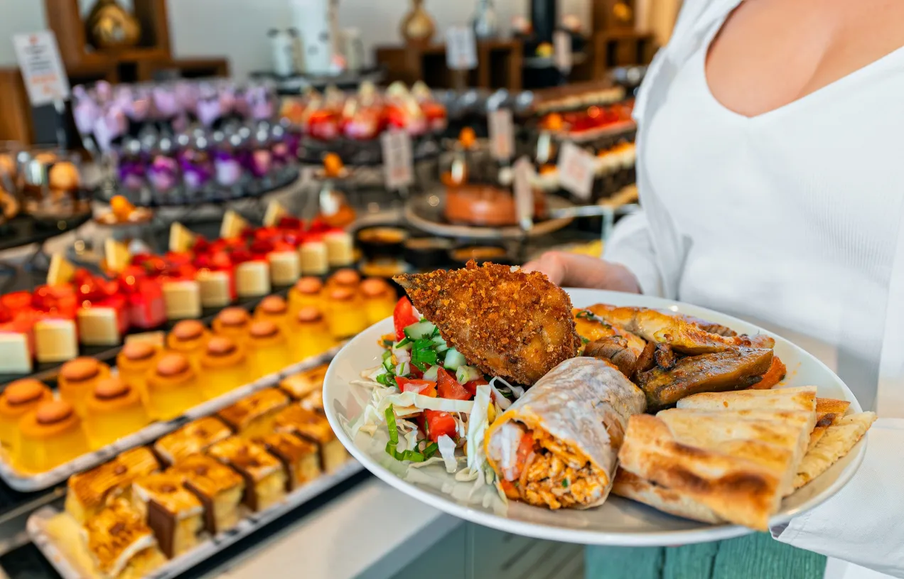 Talerz pełen smakołyk&oacute;w z bufetu, idealny na self catering. Kto to?