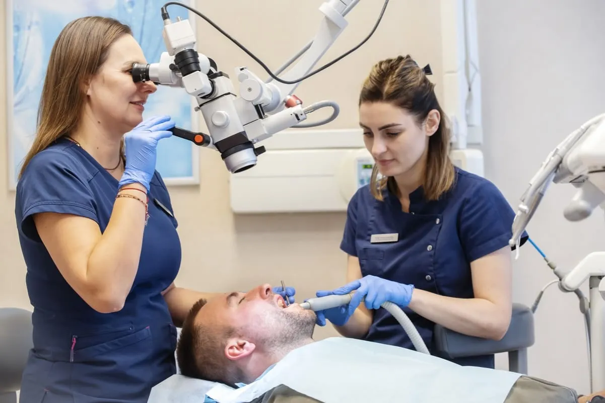 Pacjent rozmawia z dentystą o znieczuleniu