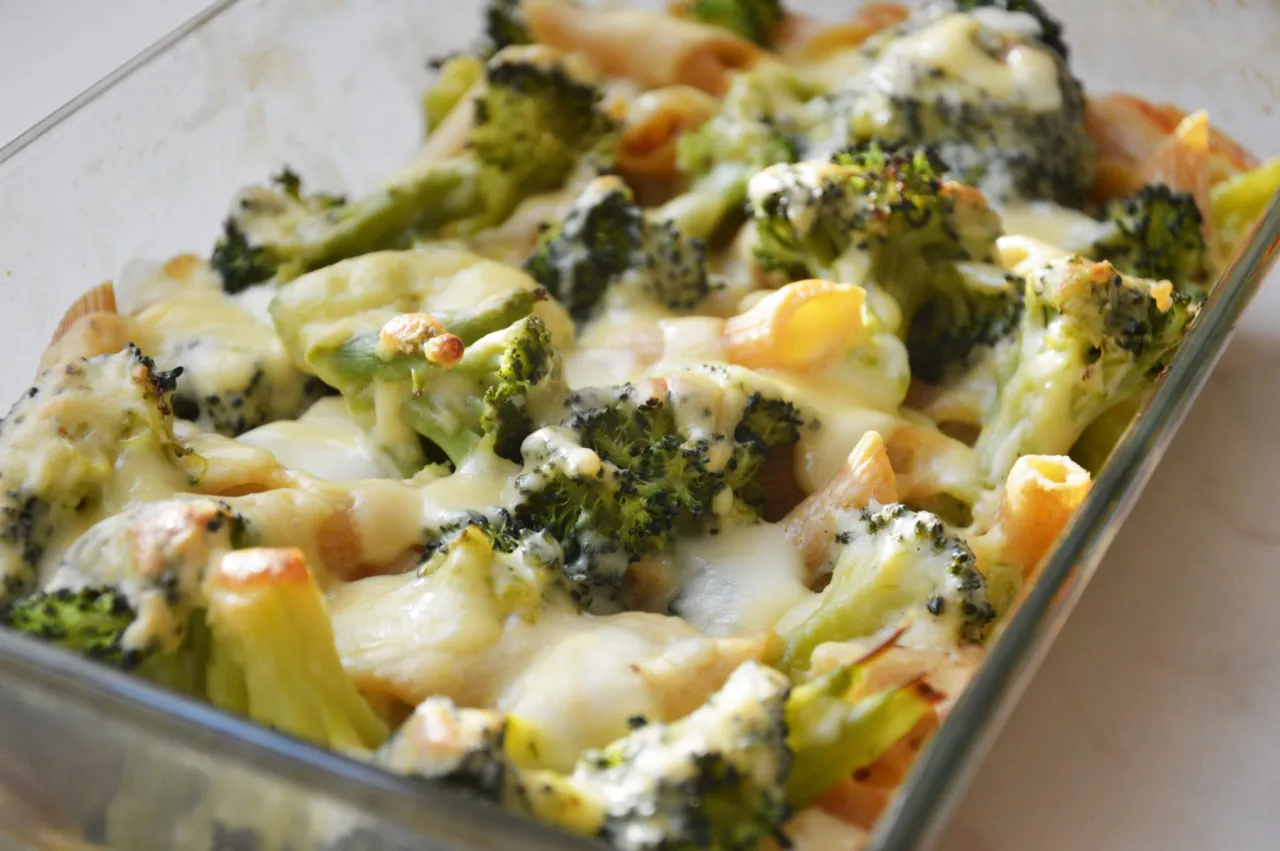 zapiekanka makaronowa z brokułem przepis