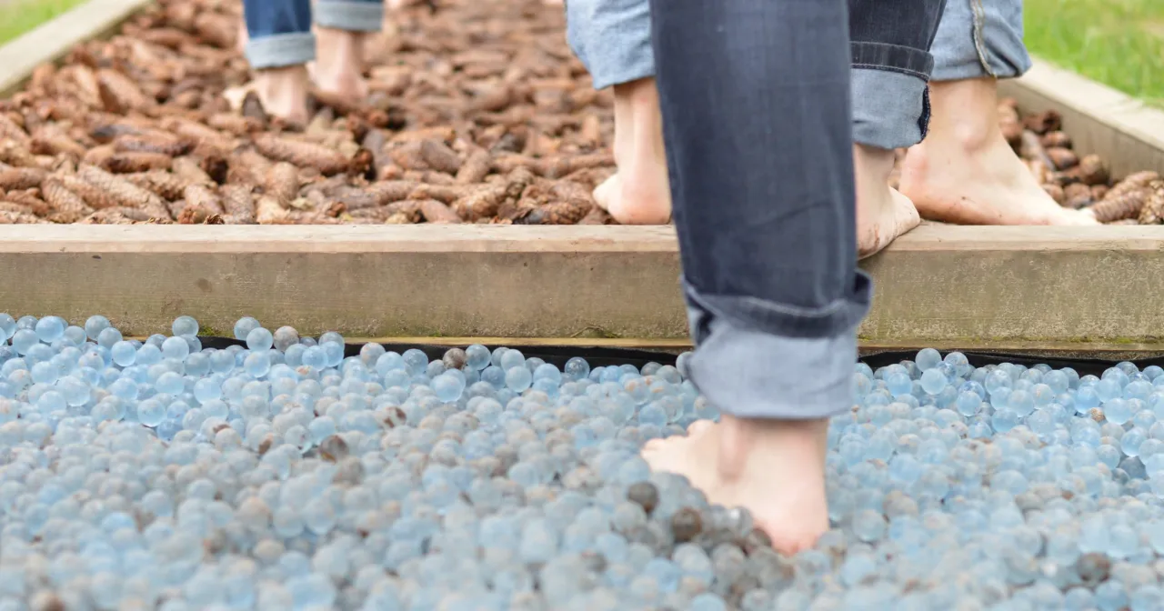 dziecko bose stopy ścieżka sensoryczna domowa