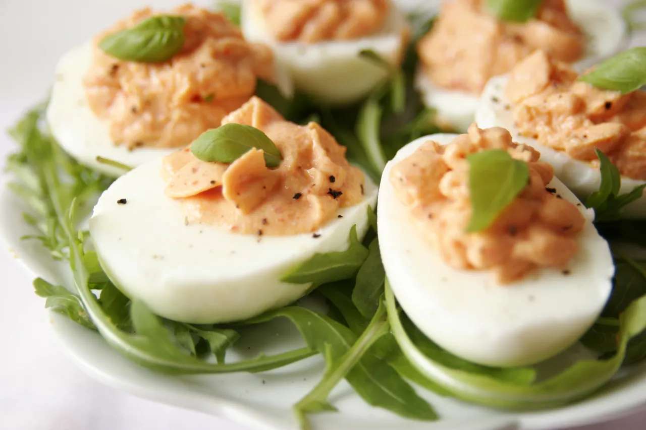 Pyszne jajka faszerowane, idealne na przekąskę. Oto co można zrobić z ugotowanych jajek, by zachwycić gości.
