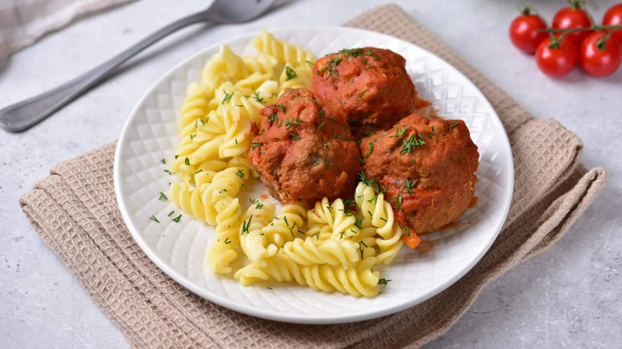 Pyszne klopsiki w sosie pomidorowym z makaronem fusilli &ndash; idealne zdrowe przepisy dla dzieci na obiad.