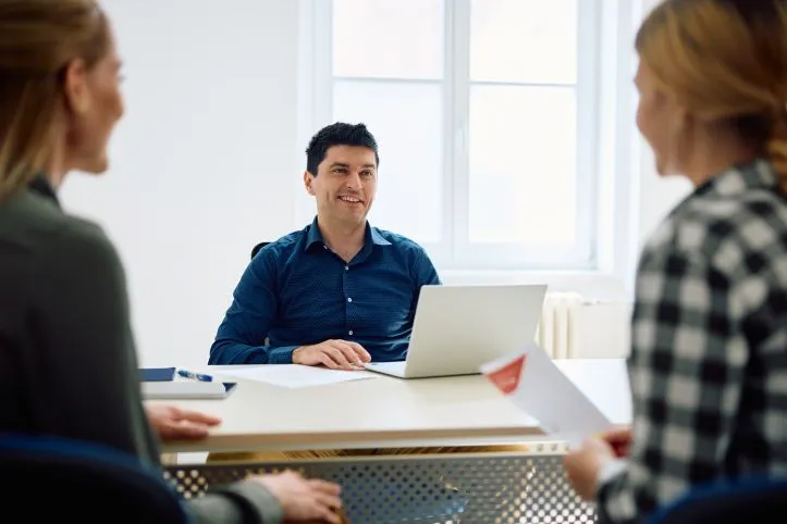 Uczeń przygotowujący się do rozmowy z rodzicami o szkole