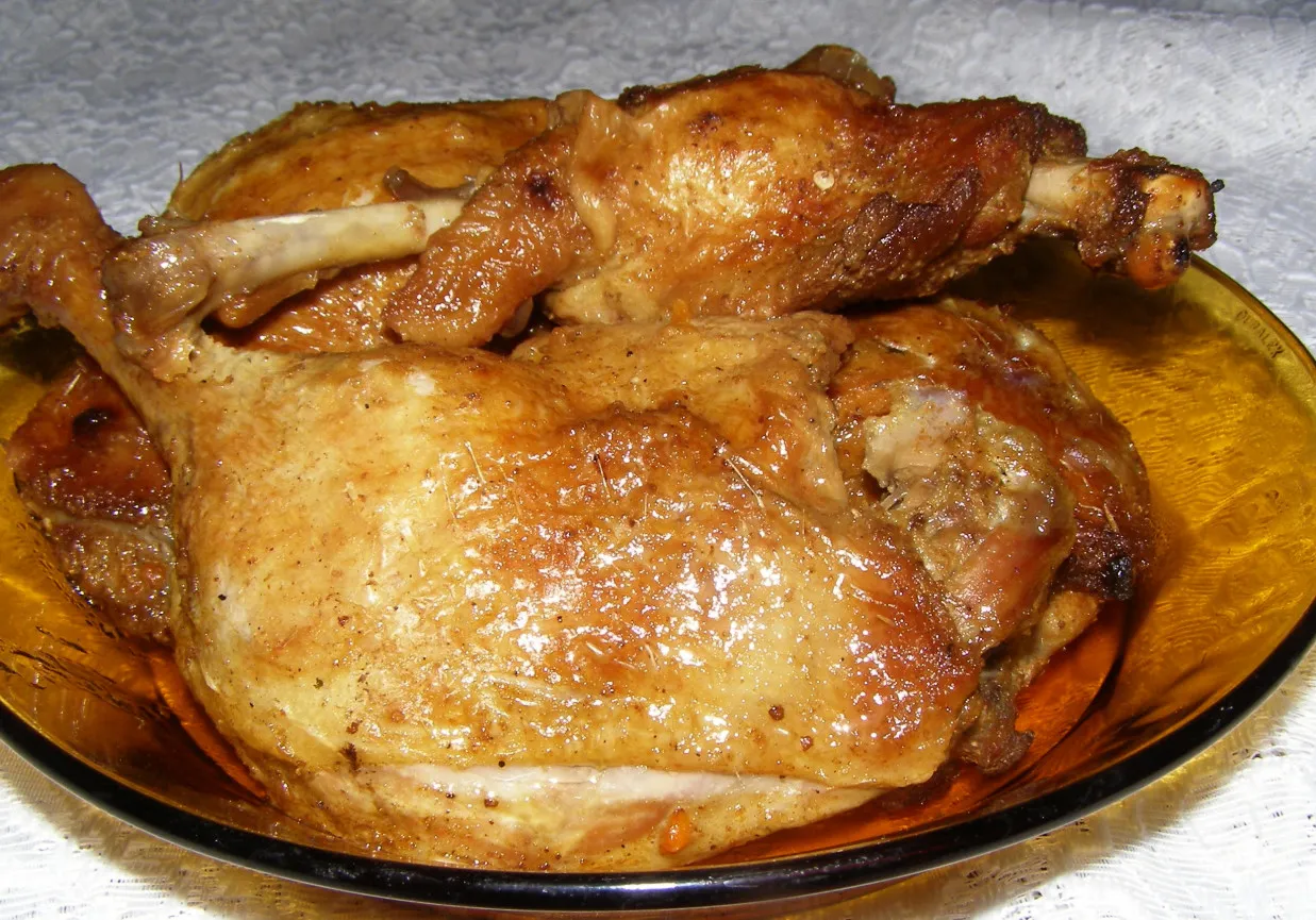 Pyszne, soczyste udka z kurczaka pieczone na blasze, podane na bursztynowej paterze.