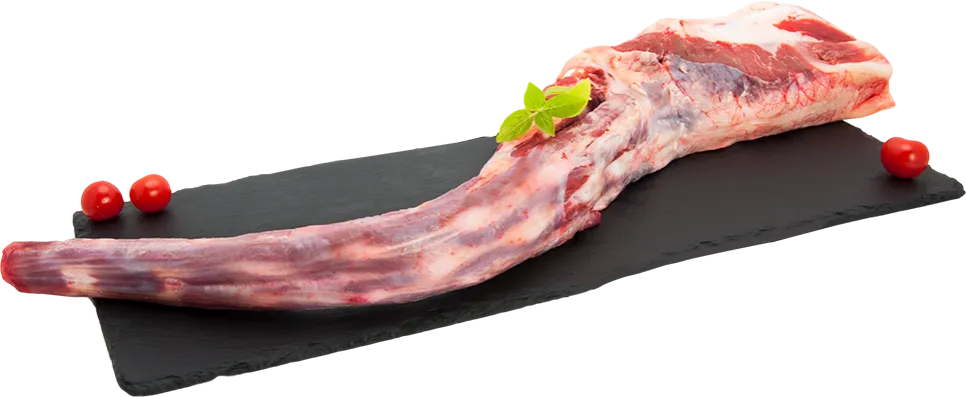 Świeże ogony wołowe na desce