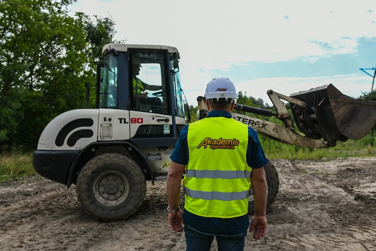 Egzamin na ładowarkę: mężczyzna w kamizelce 