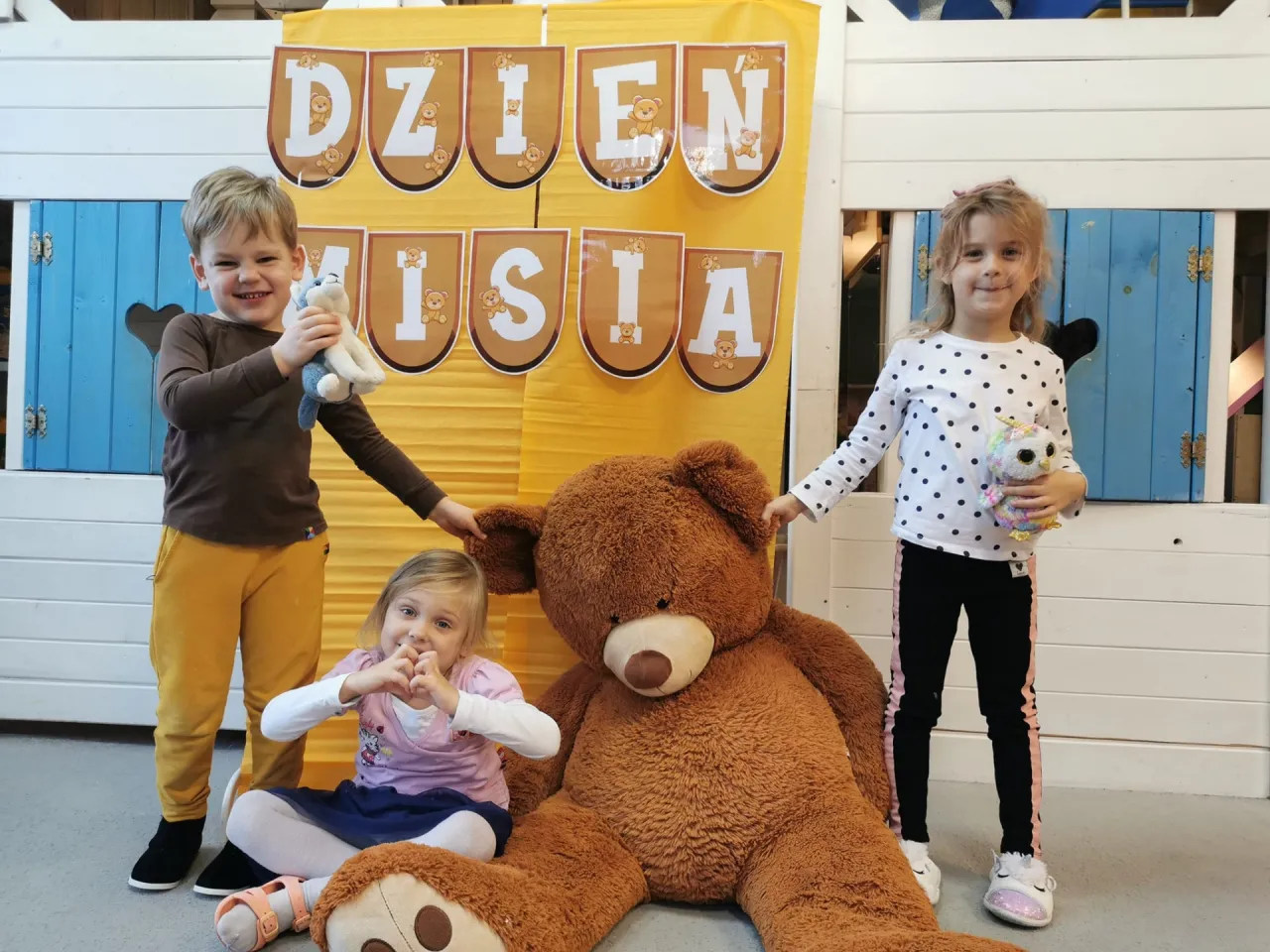 dzieci z pluszowymi misiami uśmiechnięte