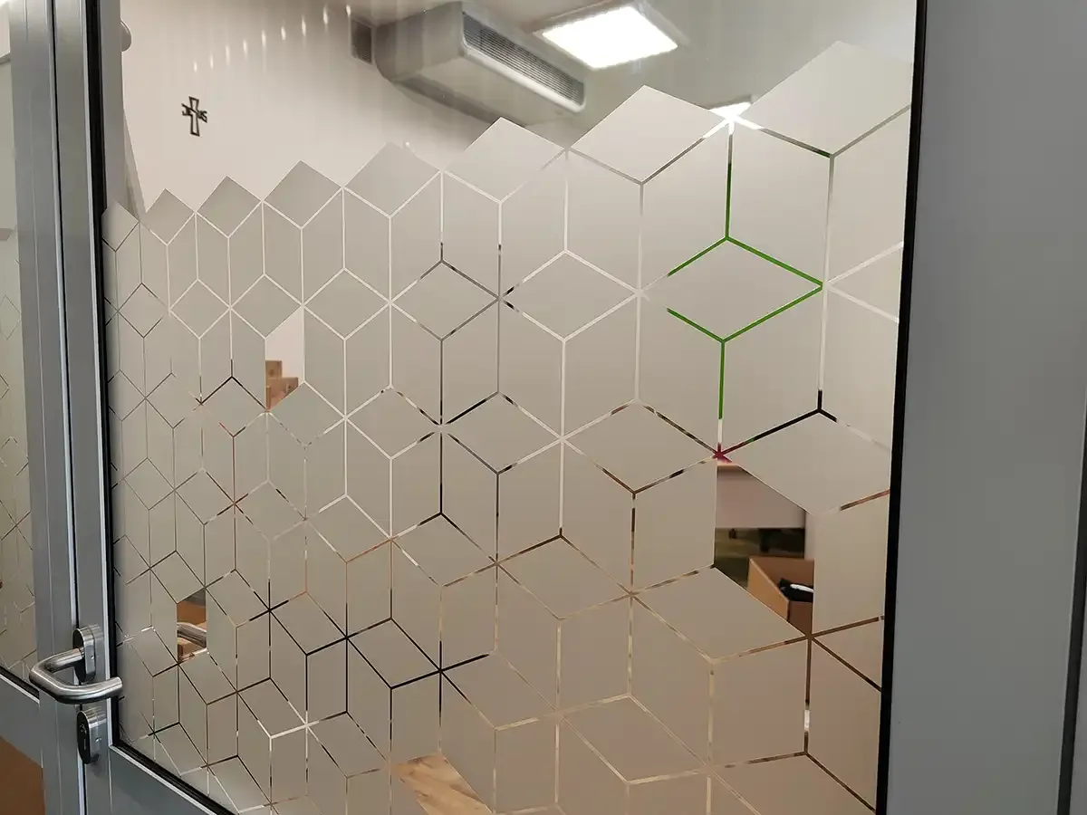 Minimalistyczne wzory na folii szronionej w biurze