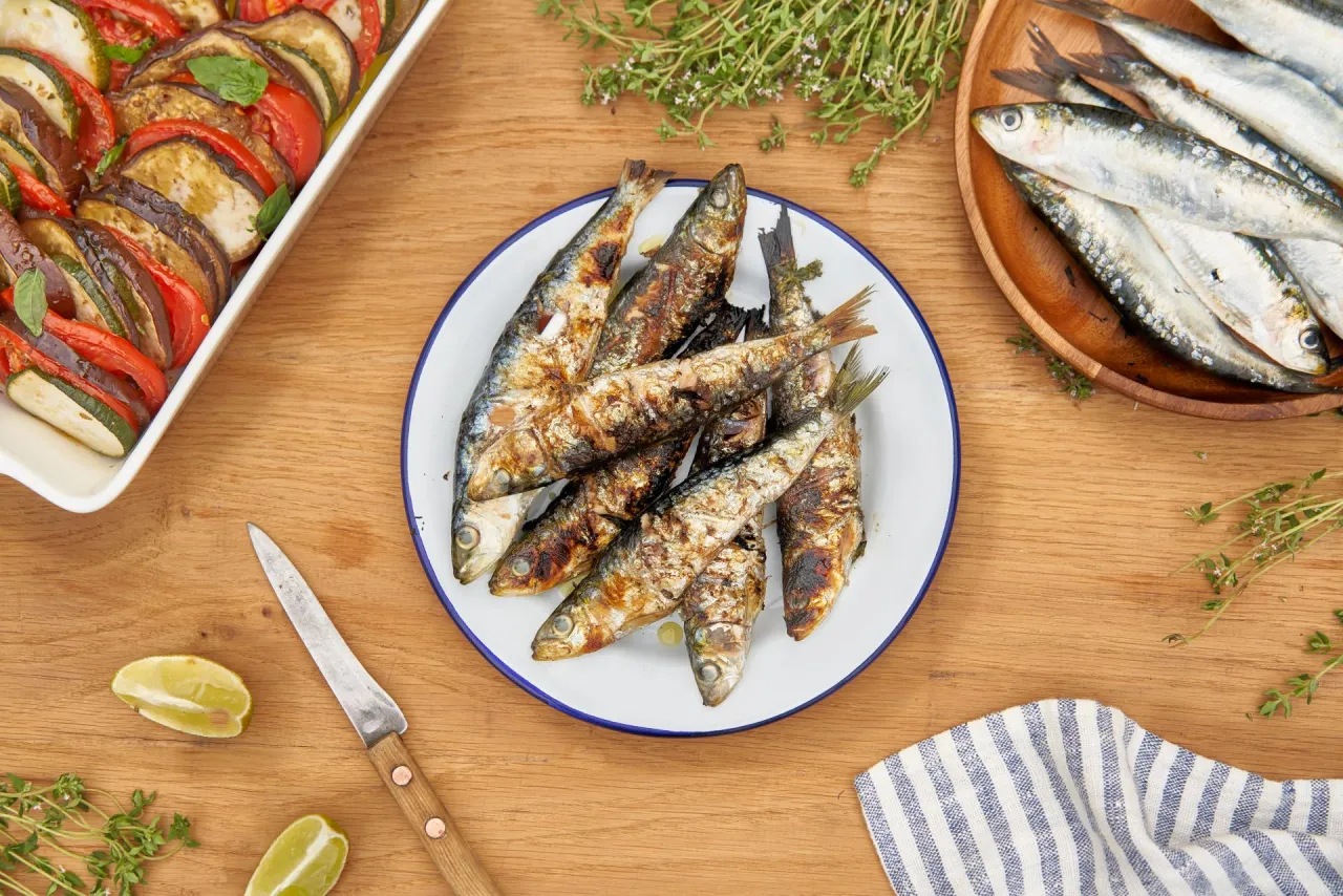 sardines grill&eacute;es sur barbecue avec citron et herbes