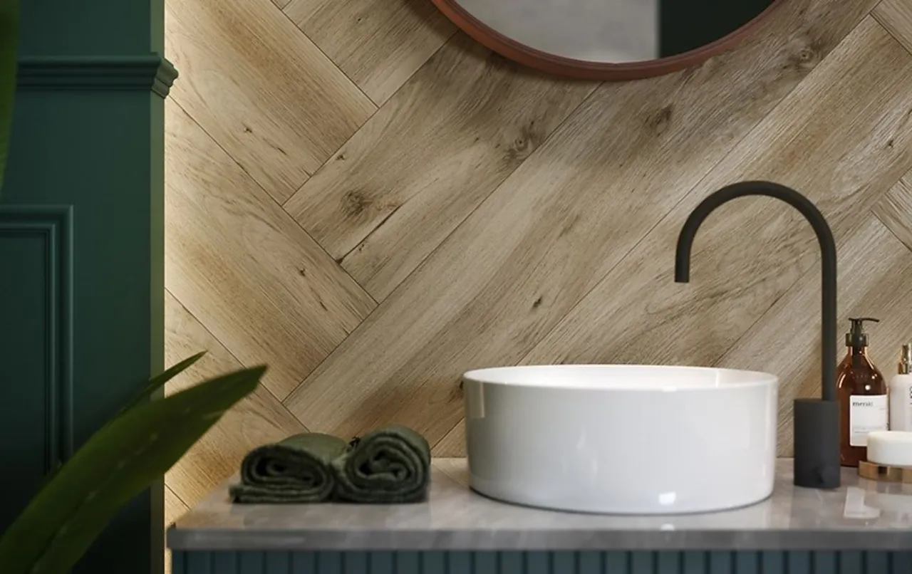 płytki drewnopodobne na ścianie jodełka