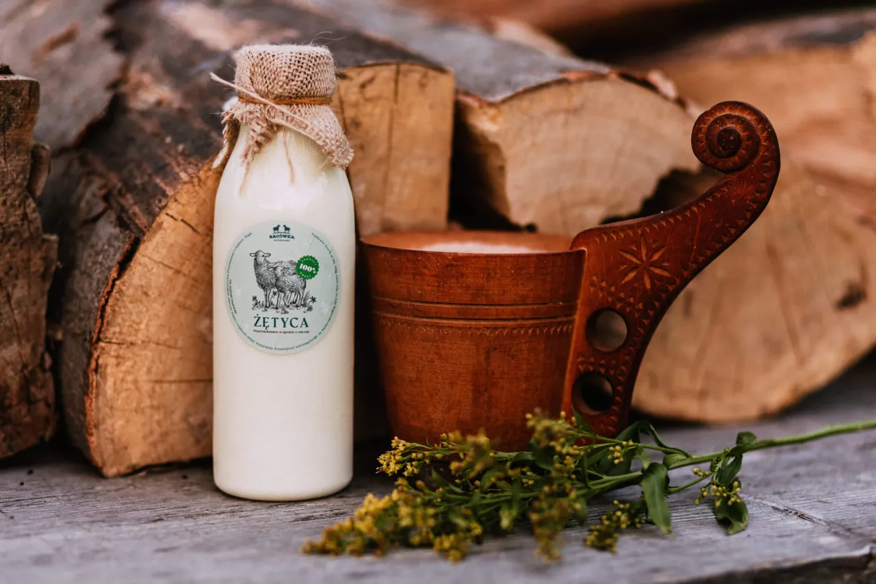 Tradycyjna bacówka pasterska w górach z owcami