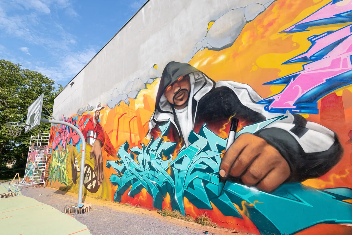 Graffiti K&uuml;nstler bei der Arbeit oder fertiges gro&szlig;es Wandgem&auml;lde