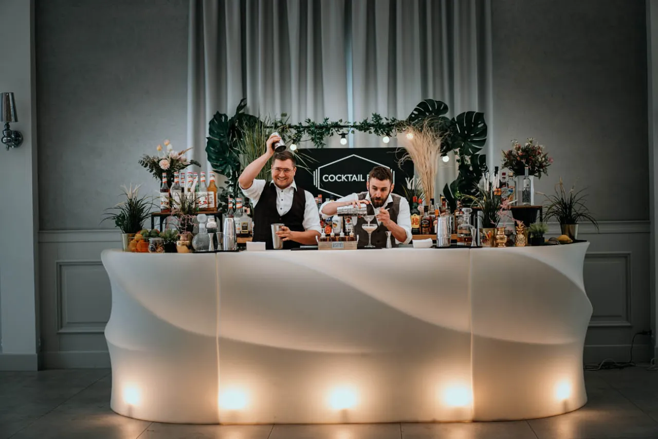 mobilny bar weselny w stylu rustykalnym i glamour