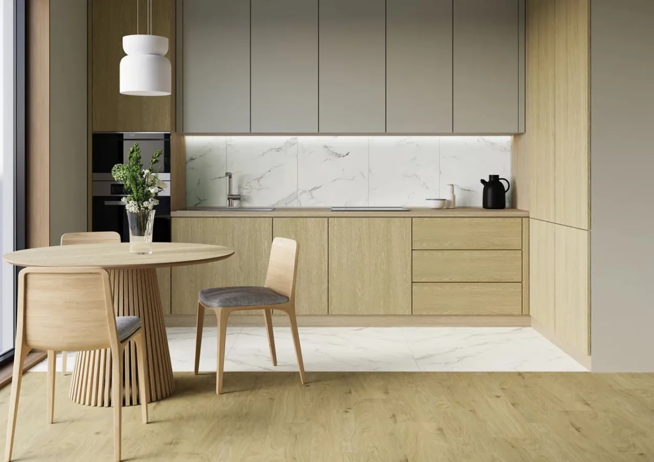 Beżowa kuchnia z białym marmurowym blatem