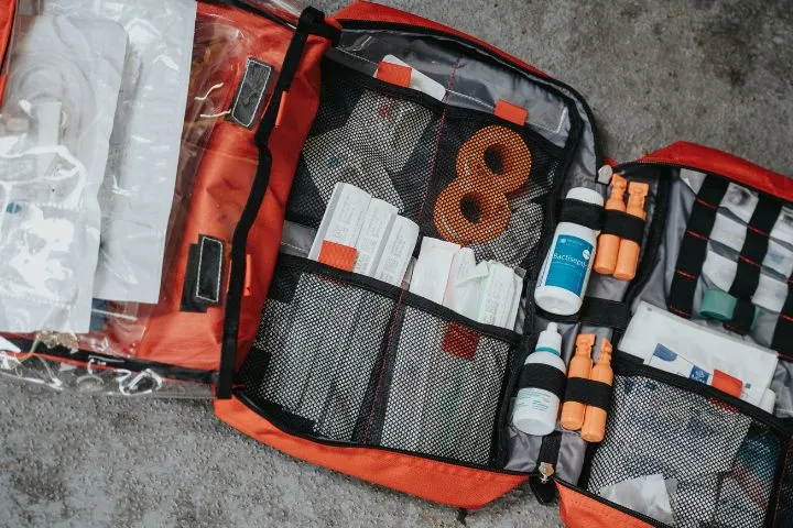 dobrze wyposażona apteczka pierwszej pomocy w domu