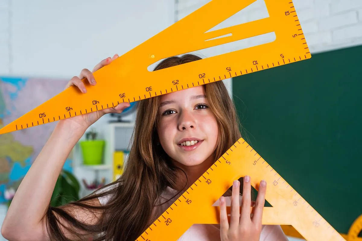 Dzieci z uśmiechem uczące się matematyki