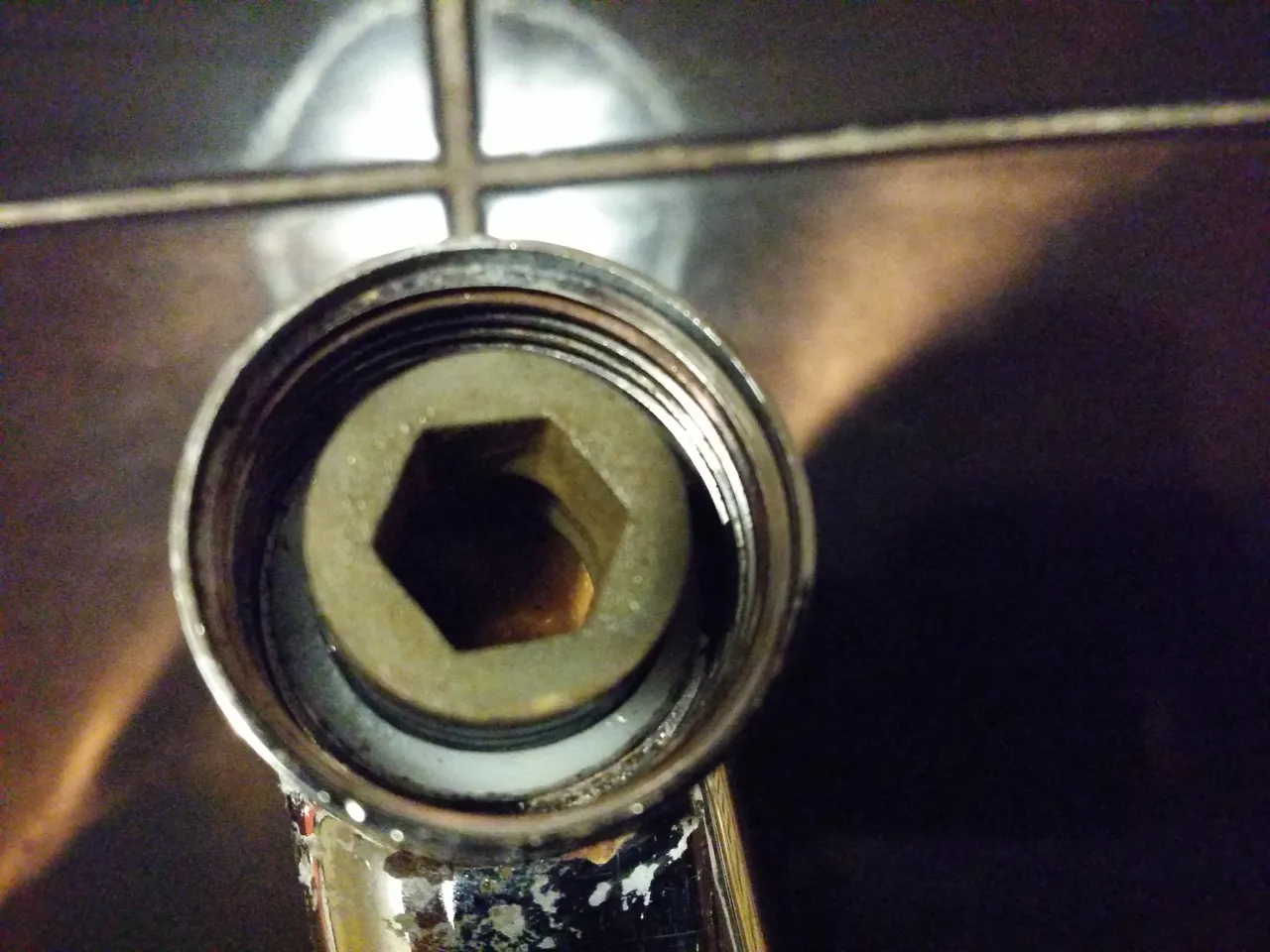 Cieknąca wylewka baterii kuchennej