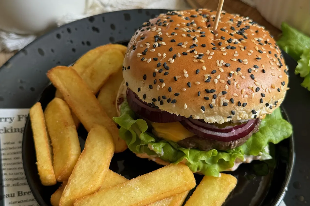 Soczysty burger z idealnie wysmażonym mięsem