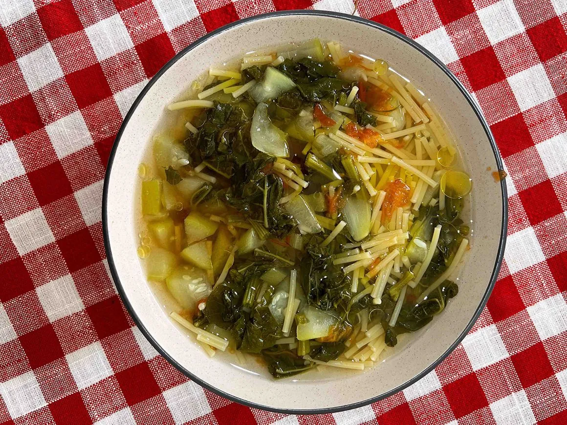 Minestra di tenerume pronta in ciotola