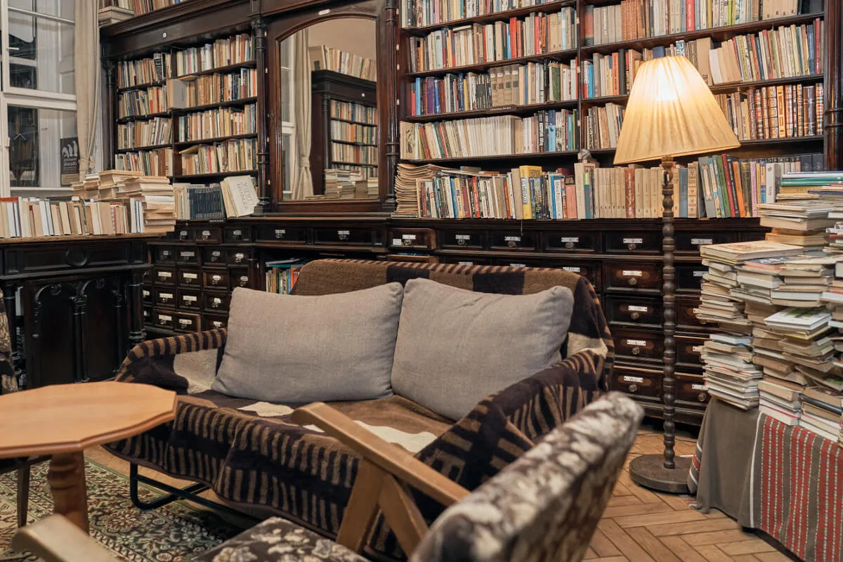 wnętrze tradycyjnego antykwariatu książkowego