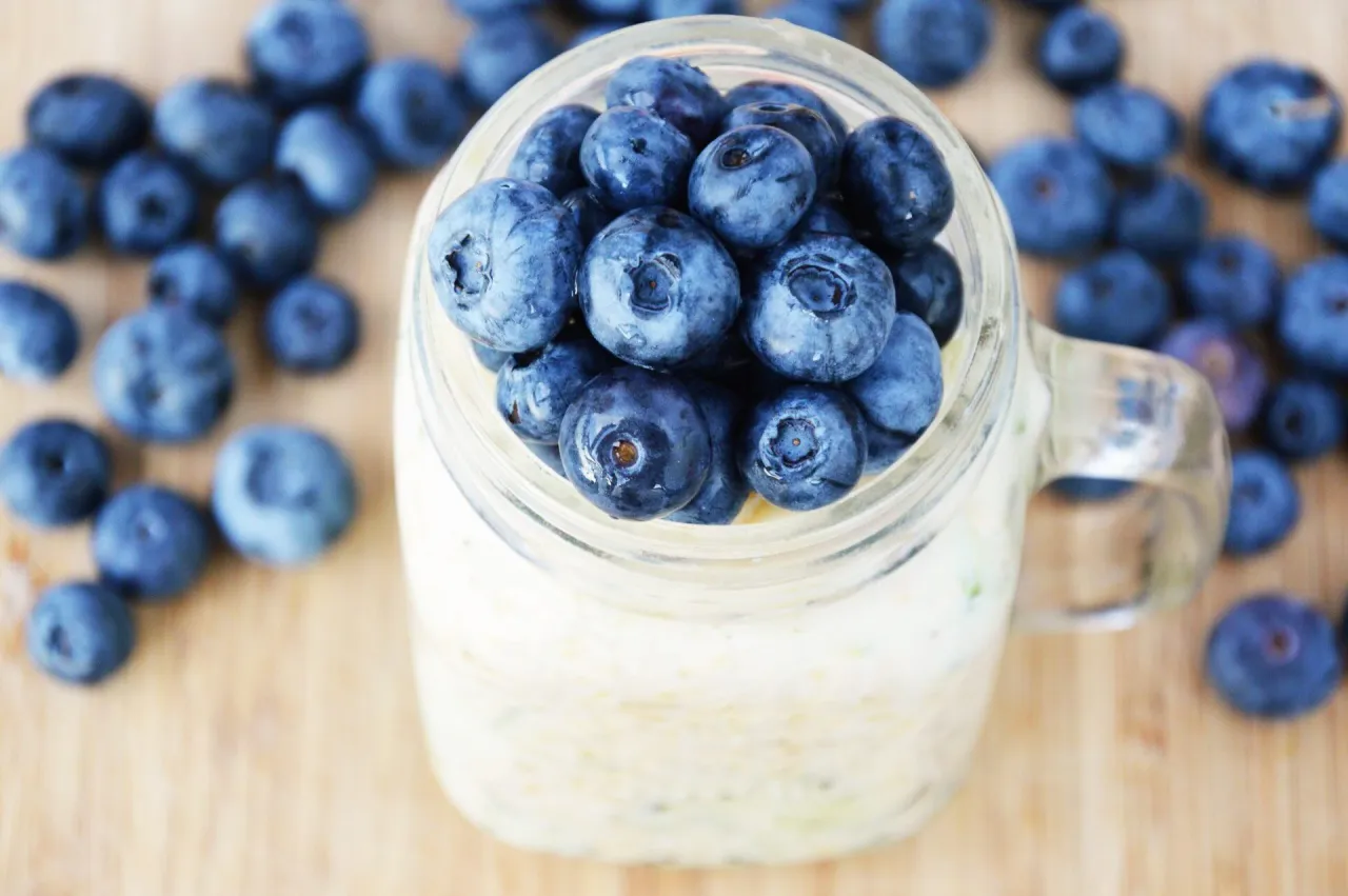 Słoik z owsianką i bor&oacute;wkami, idealny przepis na zdrową owsiankę.
