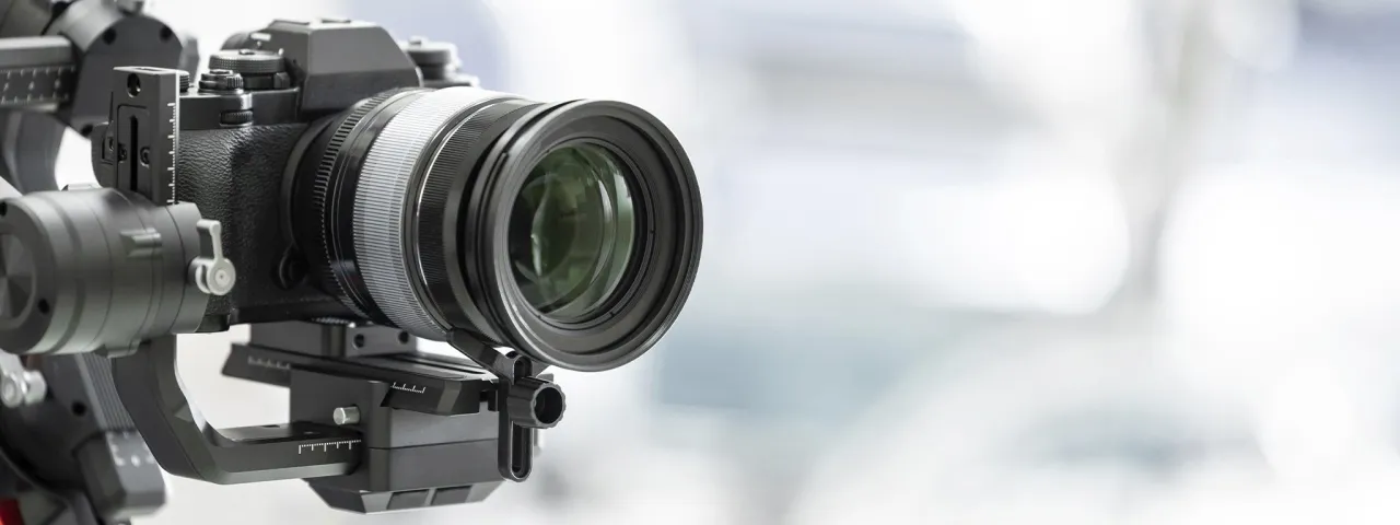 Fotograf przechowujący zdjęcia, dyski twarde, archiwizacja zdjęć