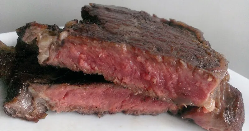 stek odpoczywający po usmażeniu