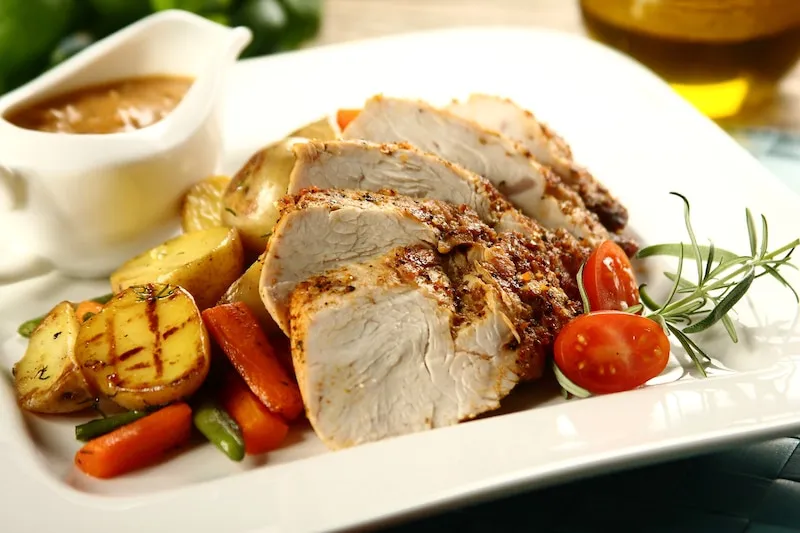 gotowy pieczony udziec z indyka na talerzu
