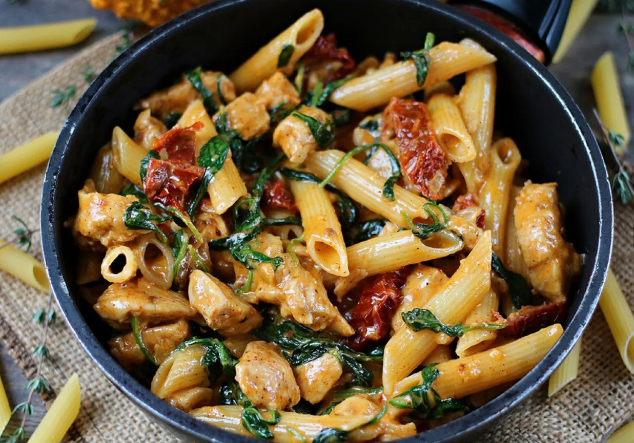 makaron ze szpinakiem z kurczakiem fetą suszonymi pomidorami