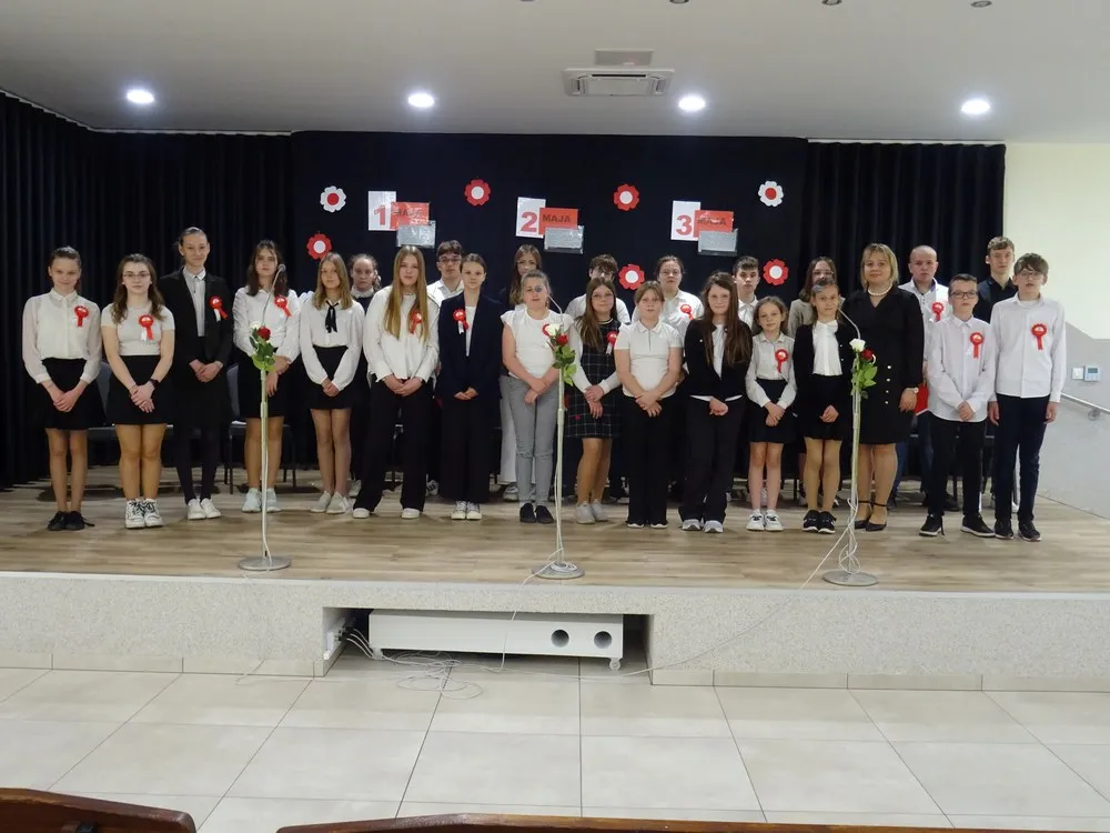 Uroczystość szkolna apel flagi