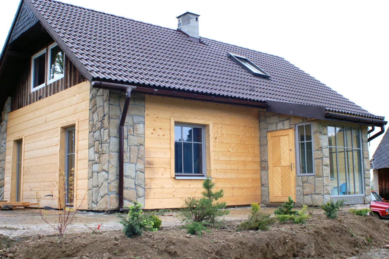 Elewacja połączenie tynku drewna kamienia