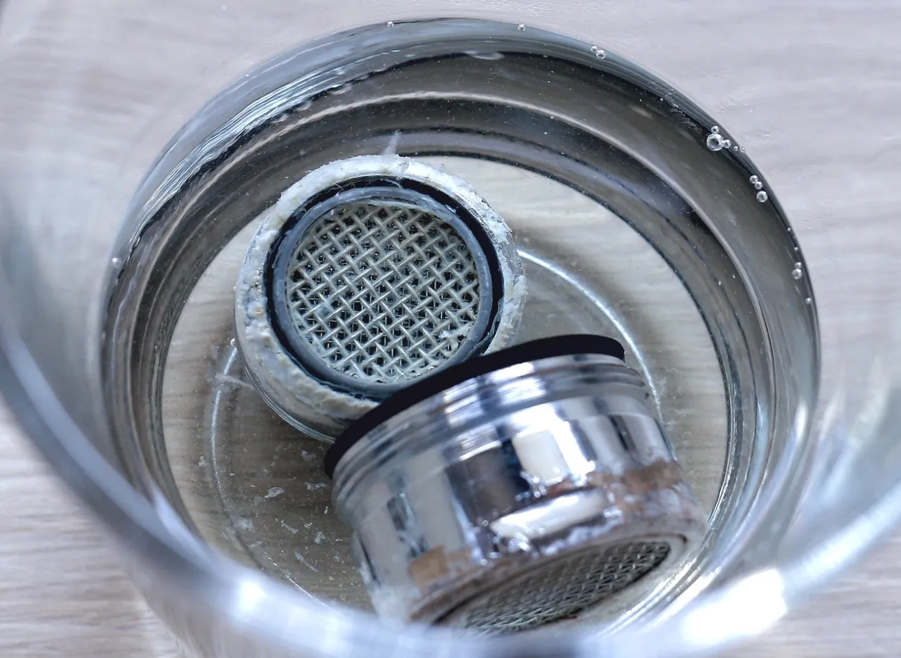 Kamień z kranu? Te perlatory zanurzone w wodzie to pierwszy krok, by dowiedzieć się, jak usunąć kamień z kranu.