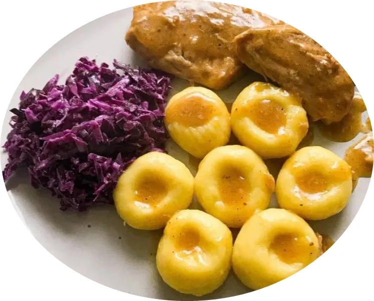 kluski śląskie z sosem pieczeniowym i kapustą