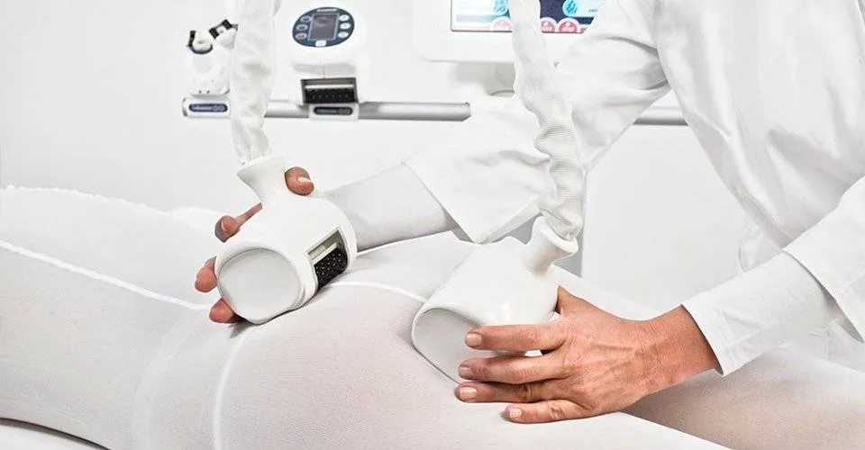 osoba w kostiumie endermologia icoone zabieg